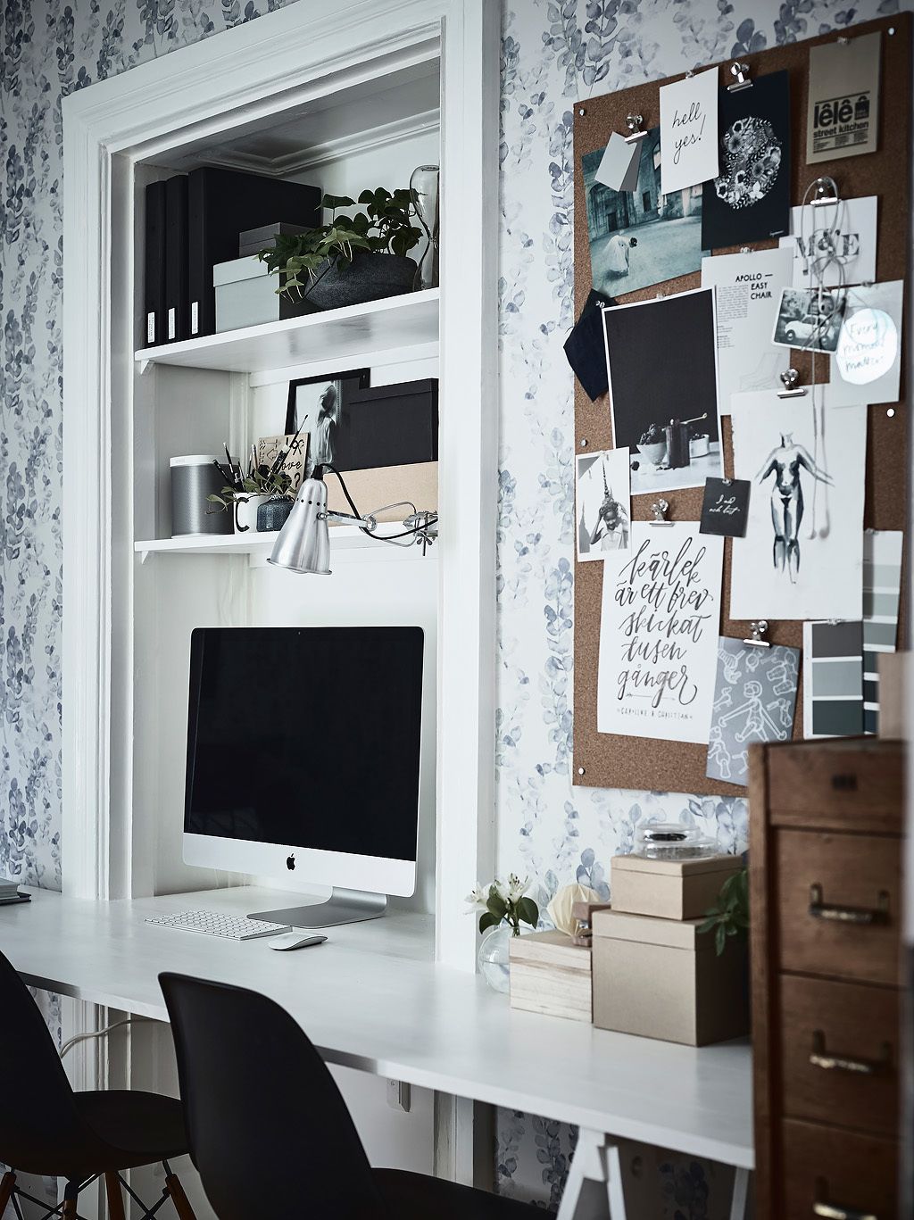 Kuviollinen tapetti inspiroivan kotitoimiston seinillä 